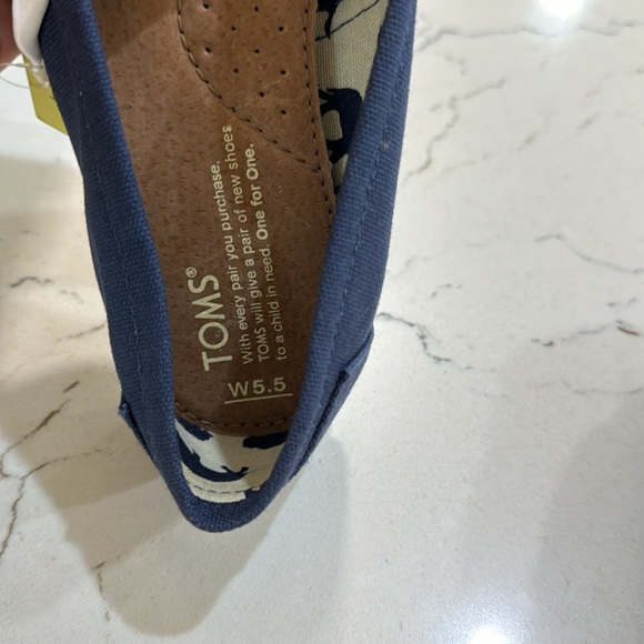 Tom’s Slip On Sneakers - Picture 6 of 6